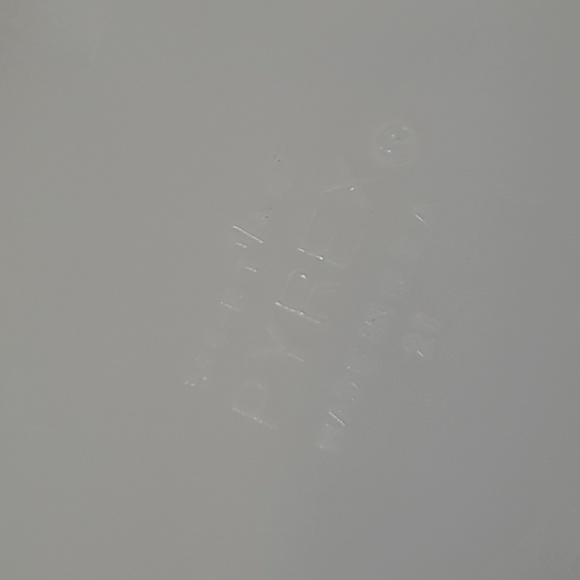 Vintage Pyrex 1 1/4 quart Snowflake Milkglass - Picture 3 of 6